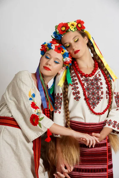 Две Красивые Украинки Национальных Костюмах Вышиванки Студия Снимает Белом Фоне — стоковое фото