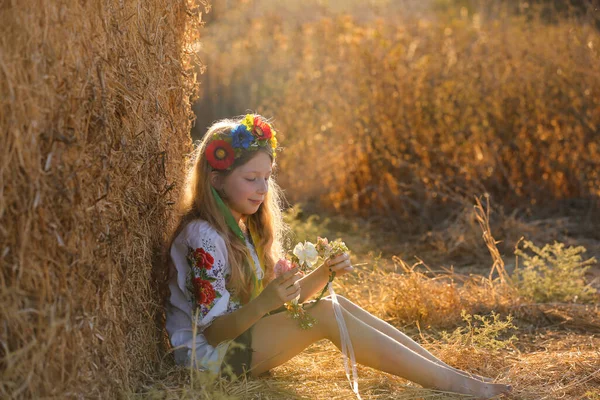 Día Después Guerra Hermosa Chica Ucraniana Traje Nacional Vyshyvanka Celebrando —  Fotos de Stock