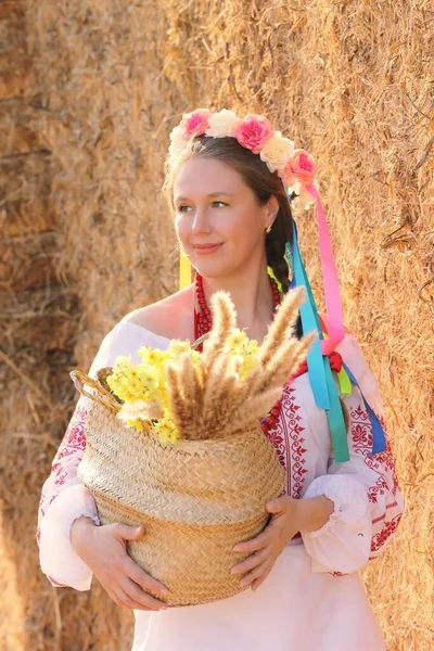 Menina Ucraniana Bonita Traje Nacional Vyshyvanka — Fotografia de Stock