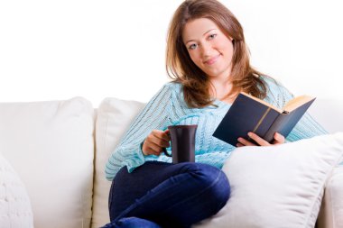 çekici kadın kitap ve sıcak kahve ile rahatlatıcı