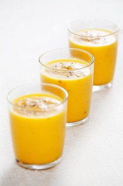 balkabağı çorbası kaseler