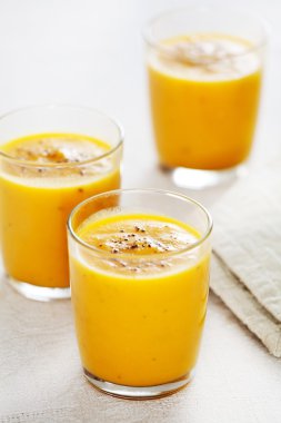 Üç balkabağı çorbası gözlük