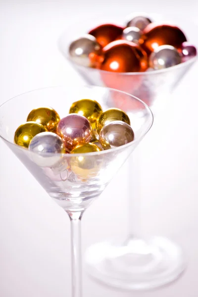Baubles in un bicchiere da cocktail — Foto Stock