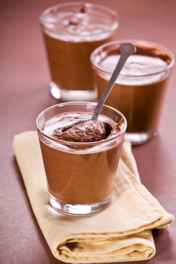 Üç bardak çikolata mousse