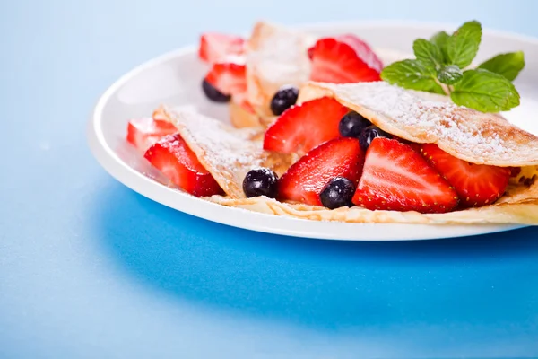 Pannenkoeken en rode vruchten — Stockfoto