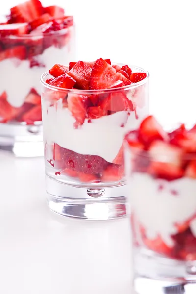 Tres vasos de fresas y crema —  Fotos de Stock