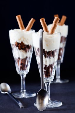 çikolata ve krema tatlısı