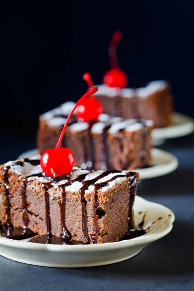 Chokladkaka och körsbär — Stockfoto