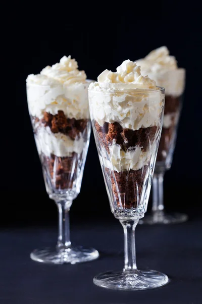 Pastel de chocolate con crema batida —  Fotos de Stock