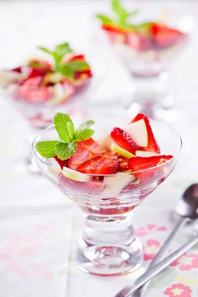 Erdbeeren und Äpfel Obstsalat — Stockfoto