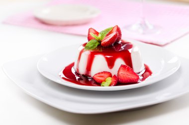 çilek ile süslü panna cotta
