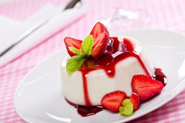 çilek panna cotta