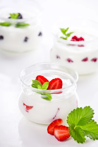 Hausgemachte Joghurts mit frischem Obst — Stockfoto