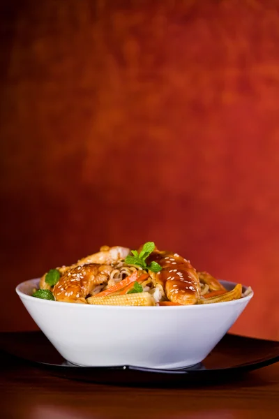 Чаша китайской еды — стоковое фото