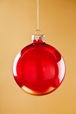 kırmızı cam Noel topu