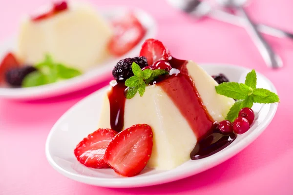 Десерт из ванильного крема — стоковое фото