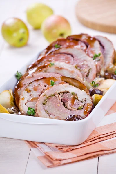 Cerdo relleno con hierbas y tocino —  Fotos de Stock