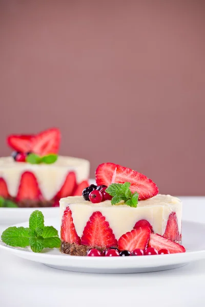 バニラアイス クリームと赤の果実 — ストック写真