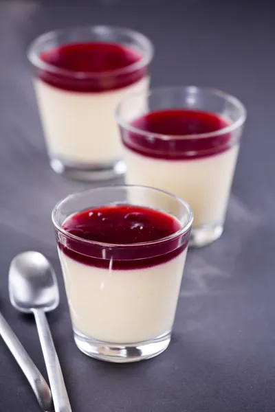 Tres vasos de crema de vainilla —  Fotos de Stock