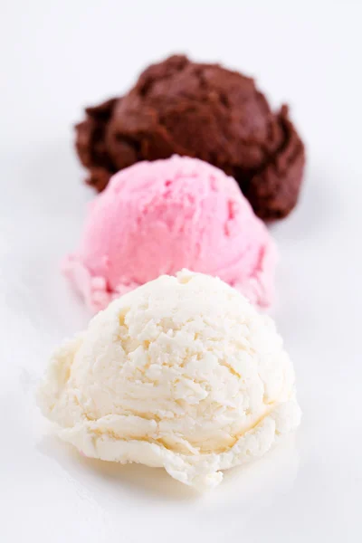 Ванильное клубничное и шоколадное мороженое — стоковое фото
