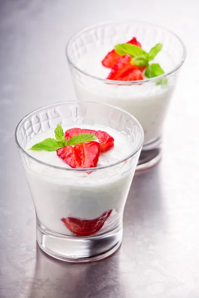 Occhiali di yogurt freschi — Foto Stock