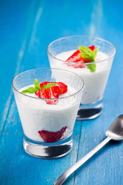 Yoghurt en aardbeien — Stockfoto