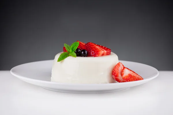 Panna cotta efterrätt med jordgubbar — Stockfoto