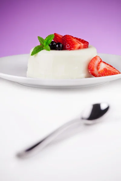 Erdbeeren und Panna cotta — Stockfoto