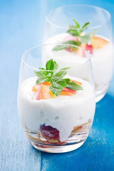 Vasos de yogur de frutas —  Fotos de Stock