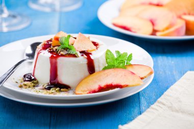 kiraz tepesi ile şeftali panna cotta