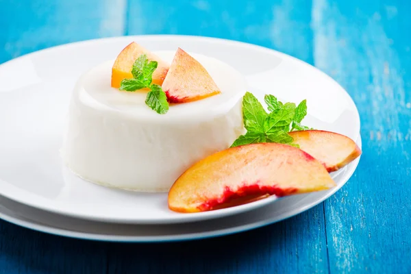 Panna Cotta con melocotones —  Fotos de Stock