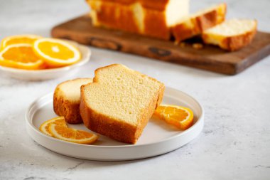 Portakallı ev yapımı kek dilimleri.