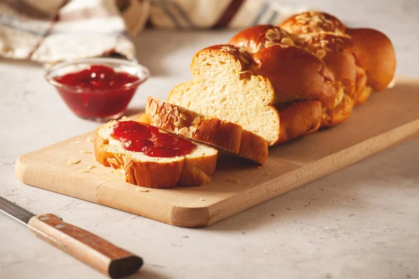 Domácí Brioche Chléb Jahodovým Džemem — Stock fotografie