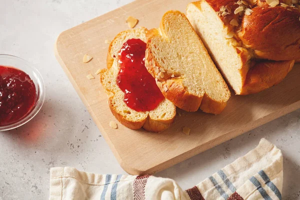 Domácí Brioche Chléb Jahodovým Džemem — Stock fotografie