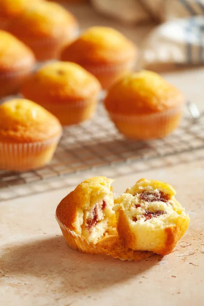 Bando Pequenos Muffins Caseiros Com Cerejas Orgânicas Fotografia De Stock