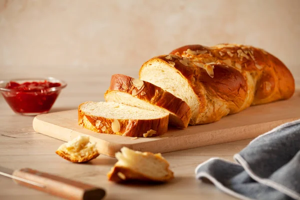 Brioche Con Almendras Mermelada Fresa Orgánica Imagen de stock