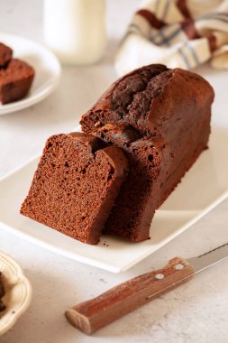 Tabakta ev yapımı çikolatalı pasta dilimleri