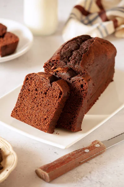 Scheiben Hausgemachten Kuchen Aus Dunkler Schokolade Auf Einem Teller — Stockfoto