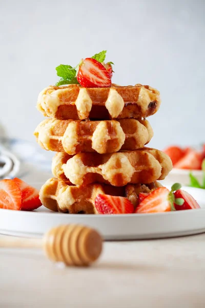 Stapelweise Hausgemachte Waffeln Mit Bio Erdbeeren Und Honig Stockbild