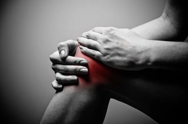 膝の痛みを持つ女性は — ストック写真