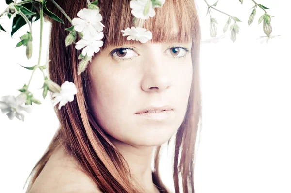 Mladá krásná žena s květinami — Stock fotografie