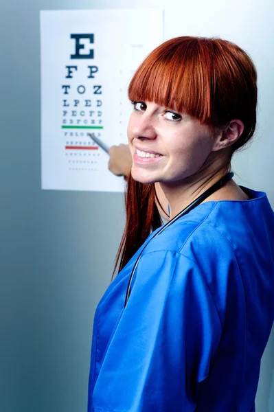 Vrouwelijke oculist arts onderzoekende patiënt — Stockfoto