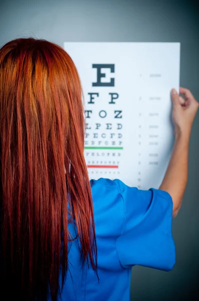 Lékař sledoval test na oční vyšetření — Stock fotografie