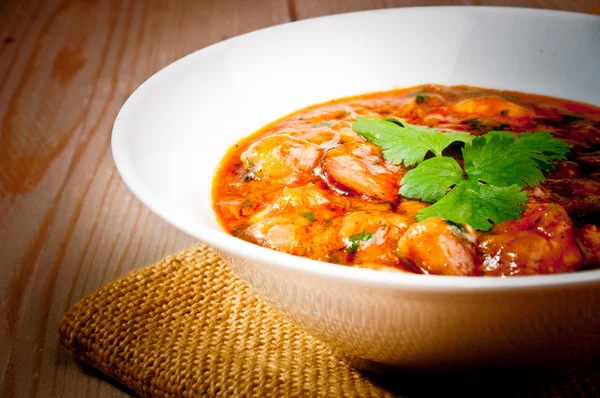 ahşap bir masa üzerinde soslu karides