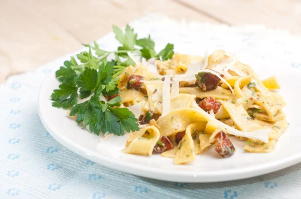 Spaghetti Carbonara with bacon, parsley and cheese — Stock Photo, Image