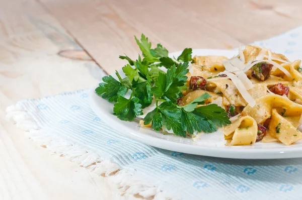 Spaghetti Carbonara with bacon, parsley and cheese — Stock Photo, Image