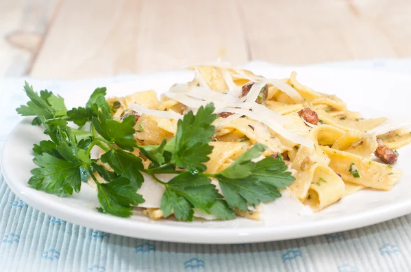 Espaguetis Carbonara con tocino, perejil y queso — Foto de Stock