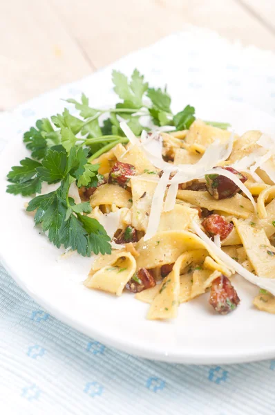 Espaguetis Carbonara con tocino, perejil y queso — Foto de Stock