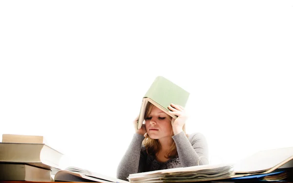 Стресс студент пересматривая для экзамена - изолированы на белом backgr — стоковое фото