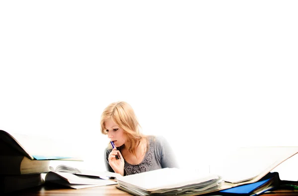 Ung kvinna studerar - isolerad på vit bakgrund — Stockfoto
